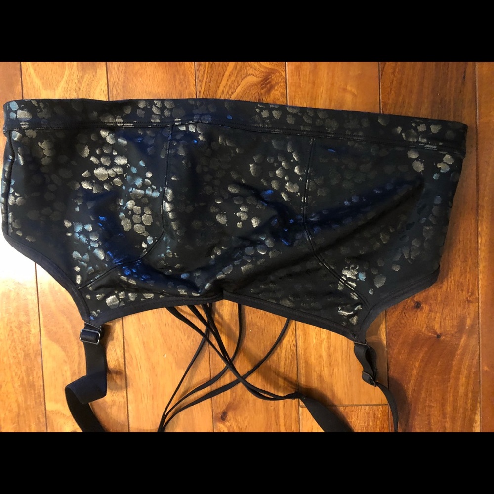 Sports bra black with pattern. New without tag Livi size 14/16